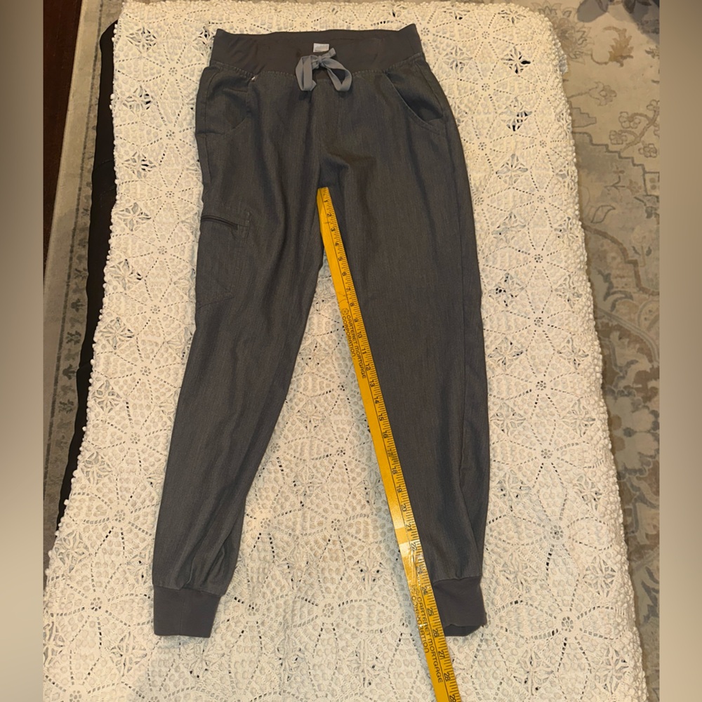 FIGS Scrubs Set - Picture 15 of 16